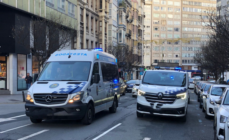 Un varón colapsa en Juan Flórez y es trasladado en estado crítico al Chuac