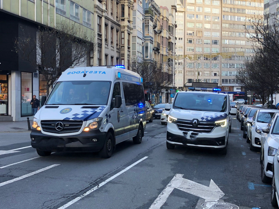 Un varón colapsa en Juan Flórez y es trasladado en estado crítico al Chuac