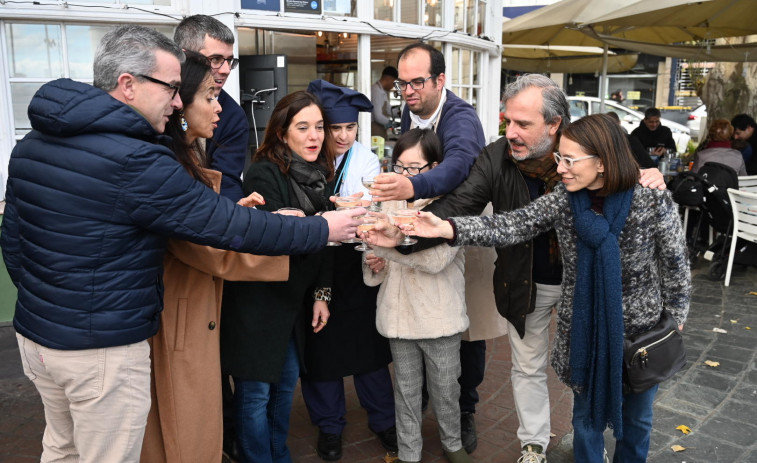 Down Coruña festeja el final de año con un brindis anticipado en la plaza de Ourense