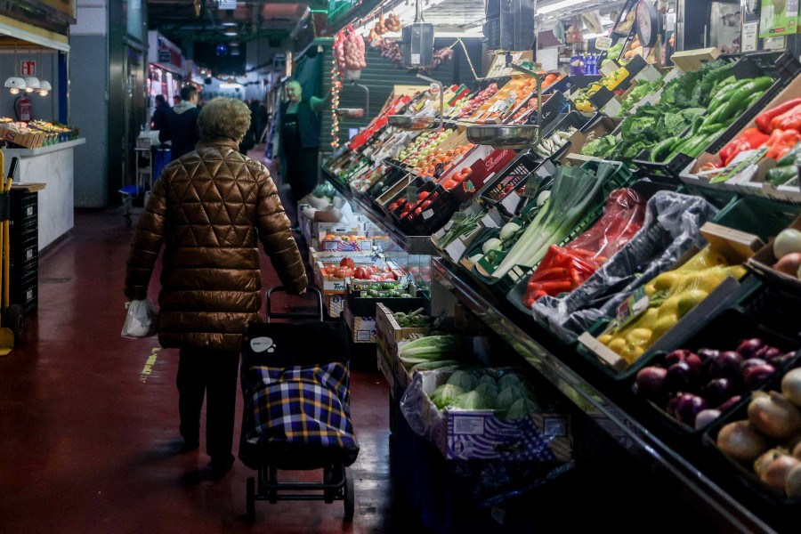 El 2024 comienza con una subida de las pensiones y con el IVA de los alimentos, luz  y gas aún rebajado
