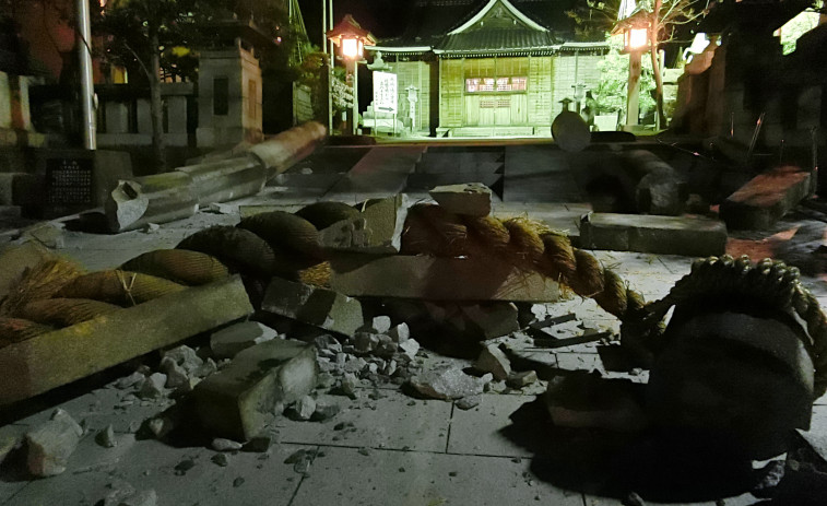Un terremoto en la costa occidental japonesa provoca graves daños
