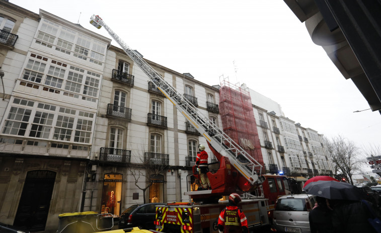 Los bomberos coruñeses retiran una antena en Padre Feijoo