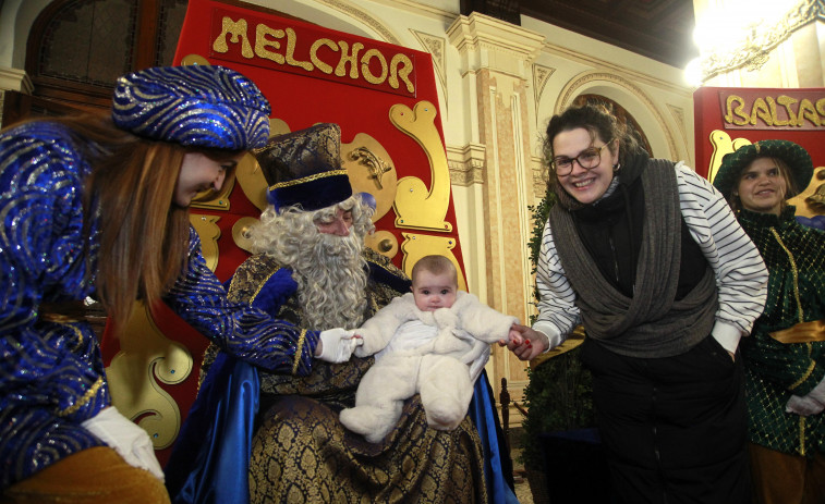 La lluvia no frena la ilusión de los más pequeños por conocer a los Reyes Magos en A Coruña