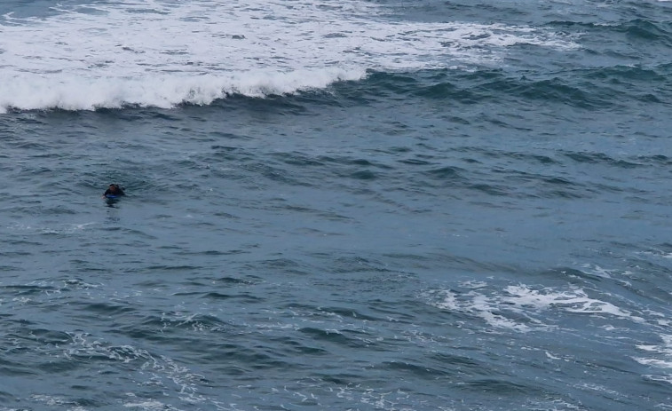 La Policía Local de A Coruña obliga a un surfista a salir de la playa de Matadero