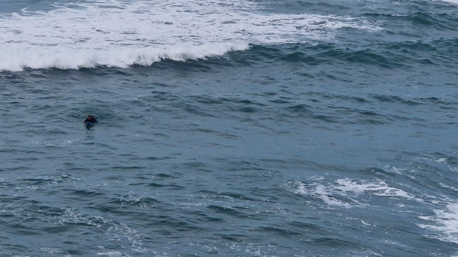 La Policía Local de A Coruña obliga a un surfista a salir de la playa de Matadero