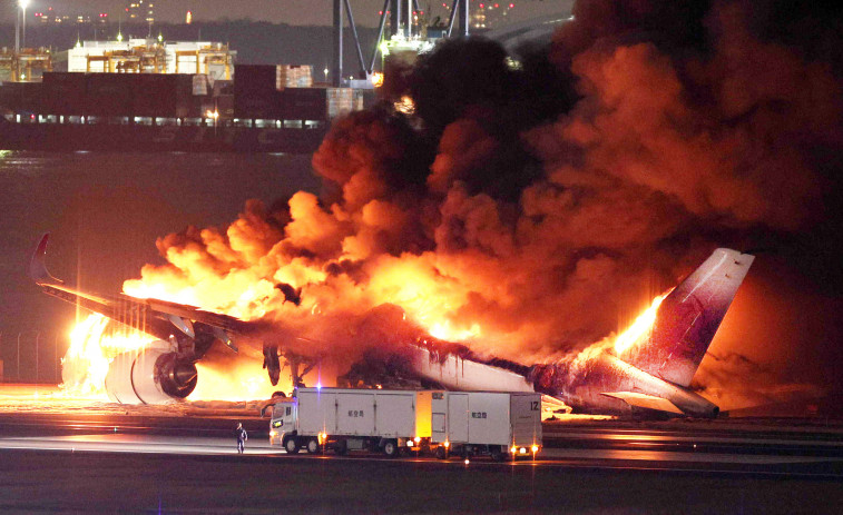 Así fue paso a paso la milagrosa evacuación del avión accidentado en Tokio