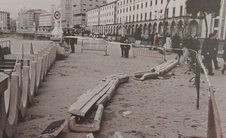Hace 25 años | Las olas destrozan el Paseo Marítimo de A Coruña y abre la gasolinera de Lavedra