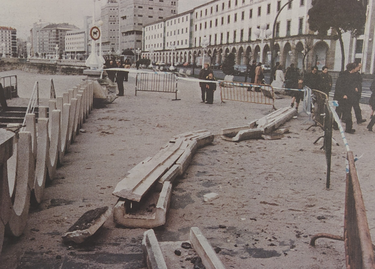 Arena en el paseo maru00edtimo de riazor 1999