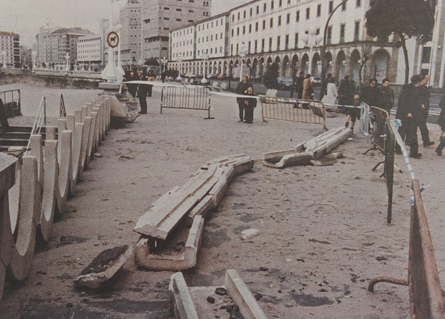 Hace 25 años | Las olas destrozan el Paseo Marítimo de A Coruña y abre la gasolinera de Lavedra