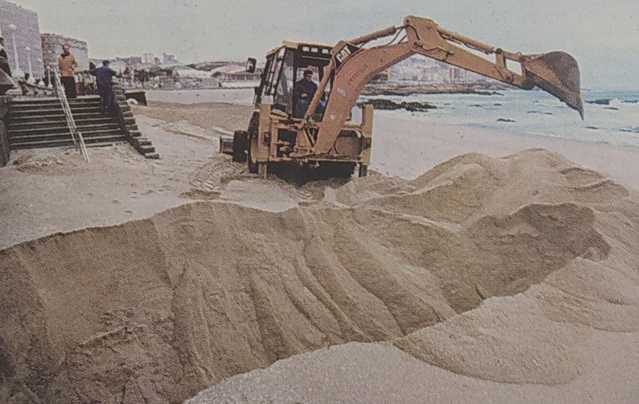 Hace 25 años | A Coruña instala por primera vez una duna en la playa para proteger el Paseo Marítimo