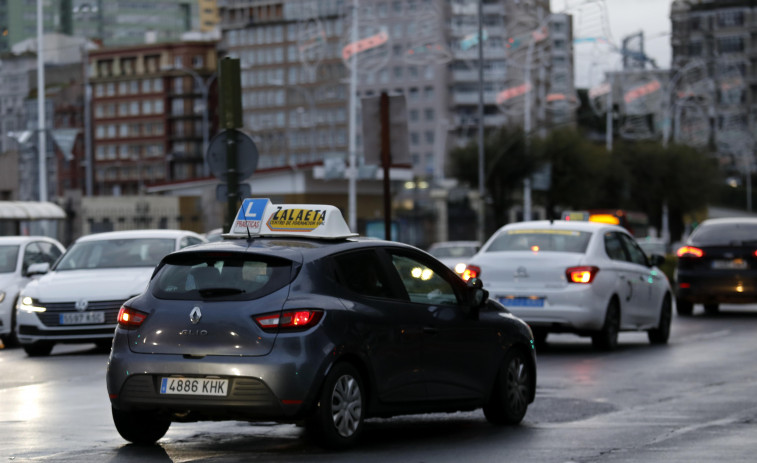 Reportaje | A los conductores coruñeses todavía ‘les patina’ la cabeza con lluvia