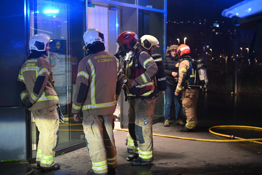 Los bomberos sofocan un incendio en un supermercado de Xuxán