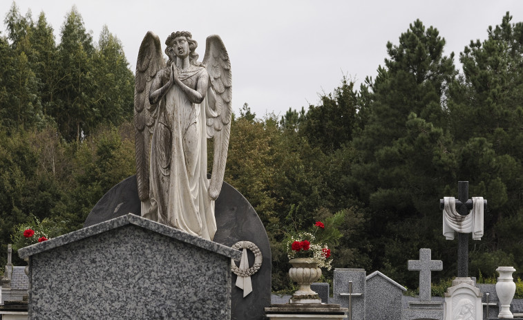 La Policía Local de Lugo auxilia a dos personas que se quedaron encerradas en el cementerio de San Froilán