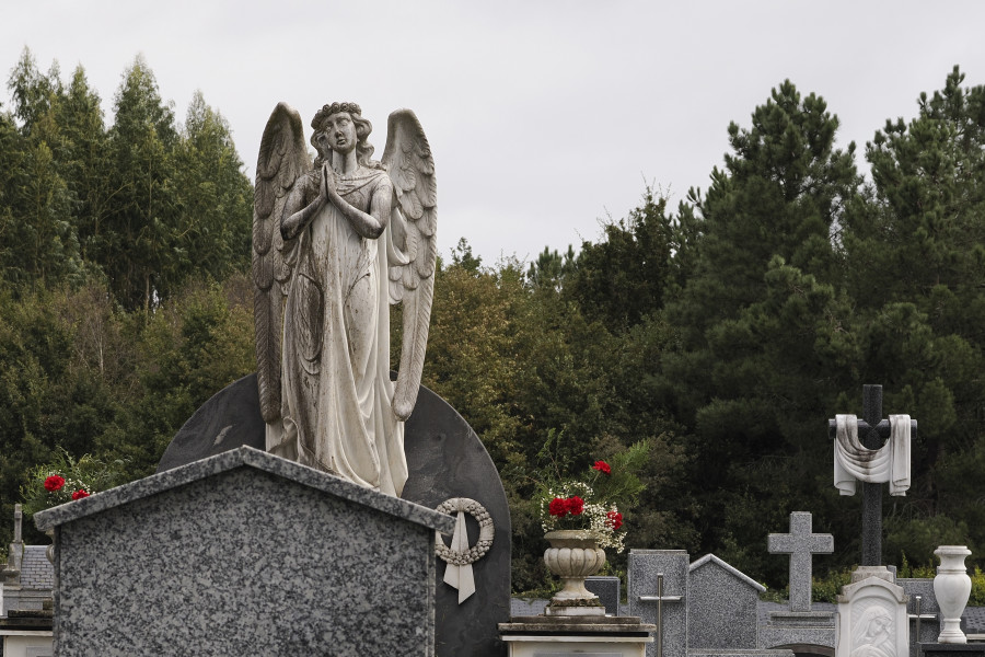 La Policía Local de Lugo auxilia a dos personas que se quedaron encerradas en el cementerio de San Froilán