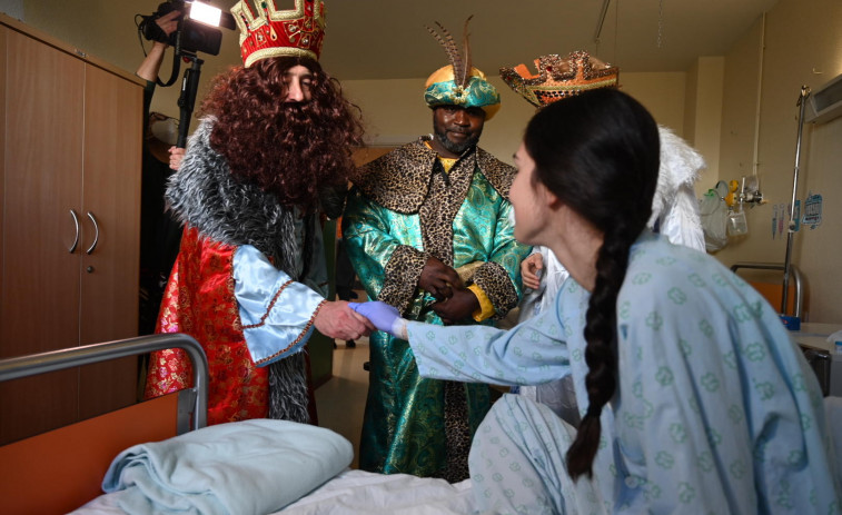 Los Reyes Magos visitan a los niños del hospital Materno Infantil