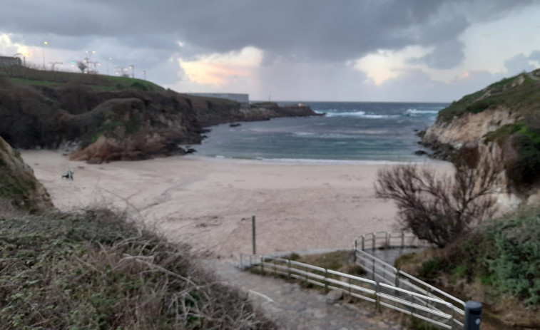 El vertido de plástico que afecta a la costa gallega llegó también a As Lapas, en A Coruña