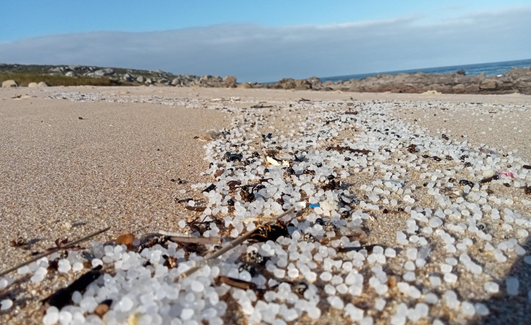 La Xunta activa el plan anticontaminación por la aparición de pellets en las playas gallegas