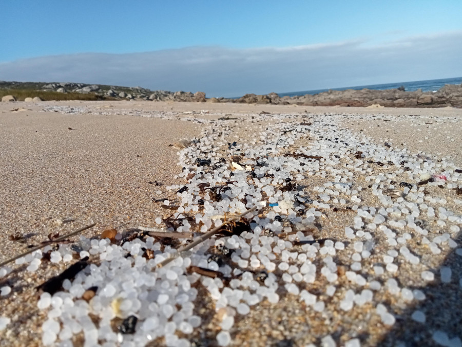 La Xunta activa el plan anticontaminación por la aparición de pellets en las playas gallegas