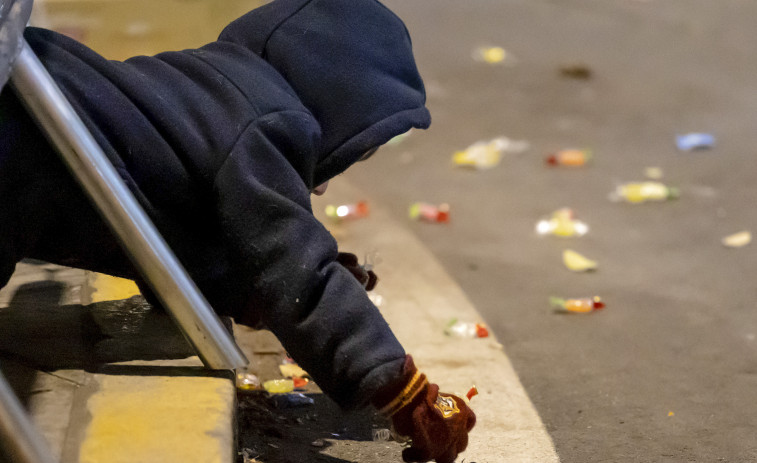 Un policía fuera de servicio salva a un niño atragantado por un caramelo de una cabalgata