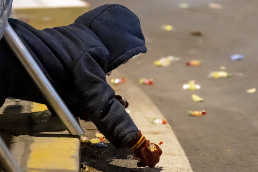 Un policía fuera de servicio salva a un niño atragantado por un caramelo de una cabalgata