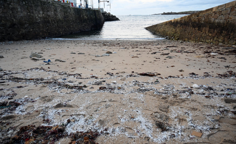 Los pellets de plástico llegan a arenales como O Portiño, Mera y Valcobo