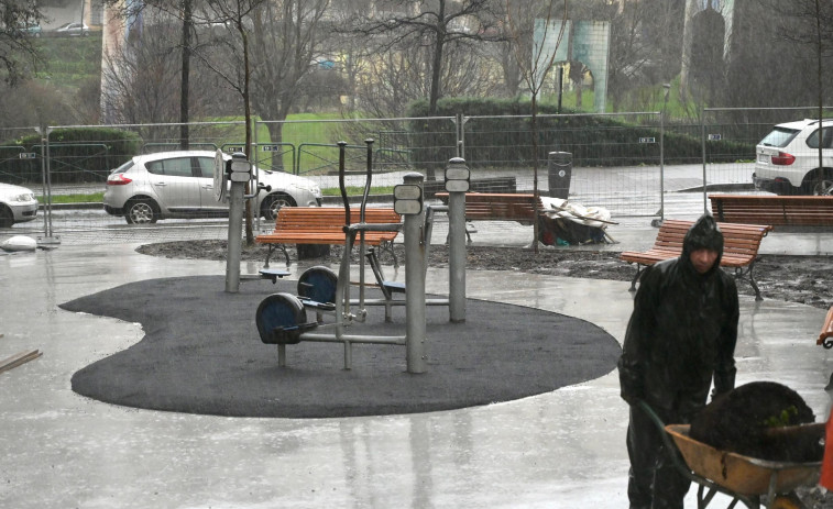 Los niños 'echan' a los mayores de la plaza Elíptica de Los Rosales