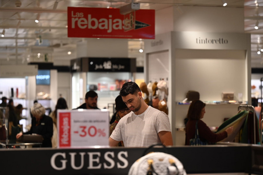 El primer día de rebajas llenó los comercios coruñeses y dejó una inusual estampa de domingo