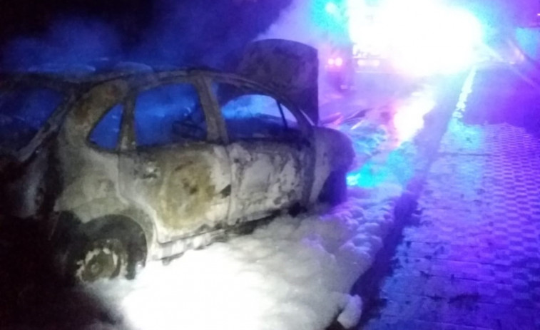 Un coche y un contenedor arden en Oleiros en pocos minutos