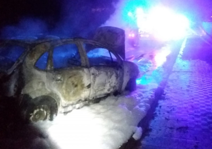 Un coche y un contenedor arden en Oleiros en pocos minutos