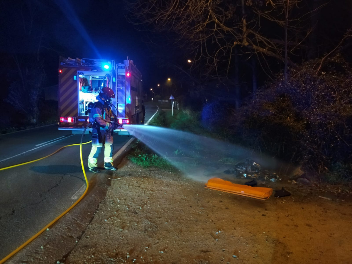 Un bombero de Oleiros apaga un incendio