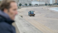 El Ayuntamiento de A Coruña recurre a máquinas para limpiar las playas de plástico