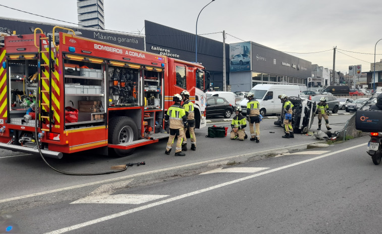 Herido un conductor ebrio en A Coruña tras volcar contra una mediana en Severo Ochoa