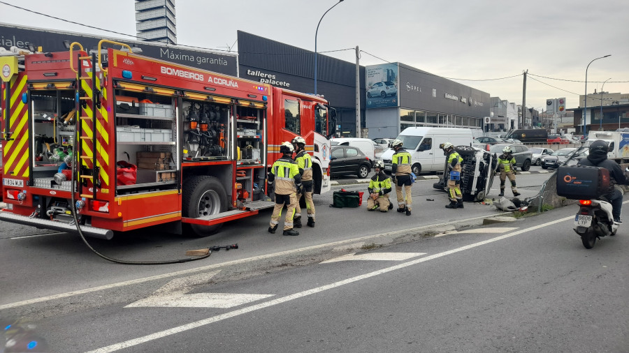 Herido un conductor ebrio en A Coruña tras volcar contra una mediana en Severo Ochoa