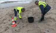 Arteixo activa un dispositivo para limpiar los pellets de plástico de sus playas