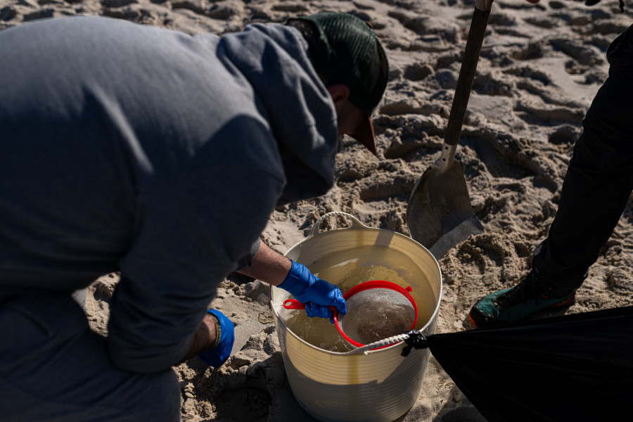 La Fiscalía abre diligencias por la marea de pellets de plástico en Galicia