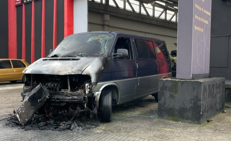 Arde una furgoneta en un taller de Cambre