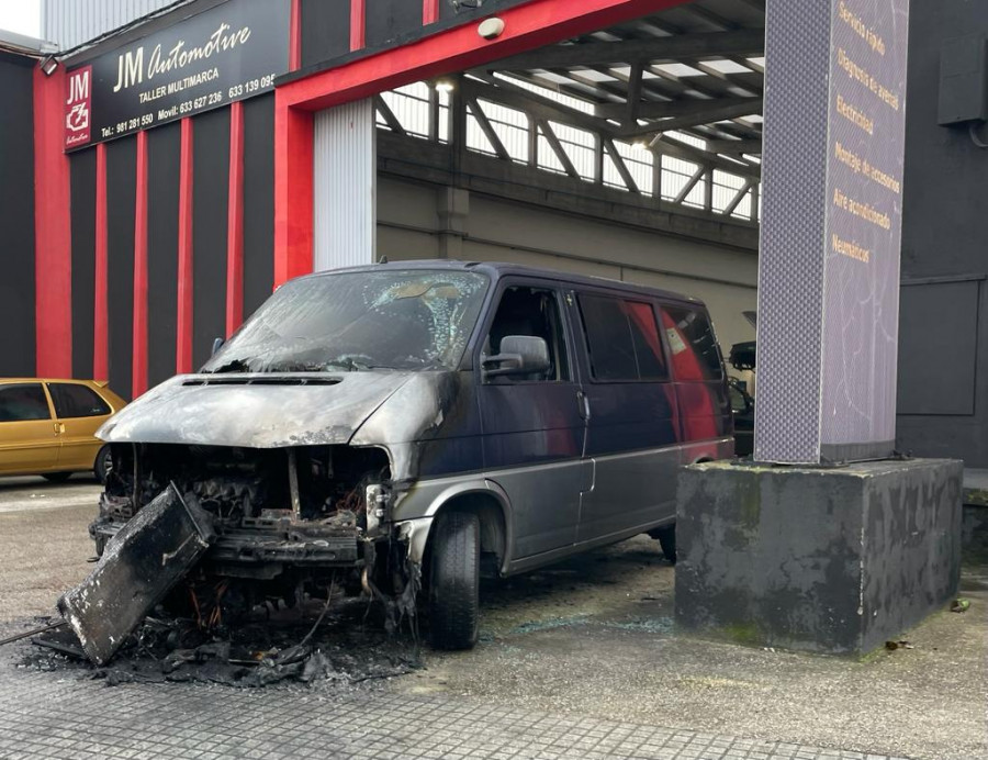 Arde una furgoneta en un taller de Cambre