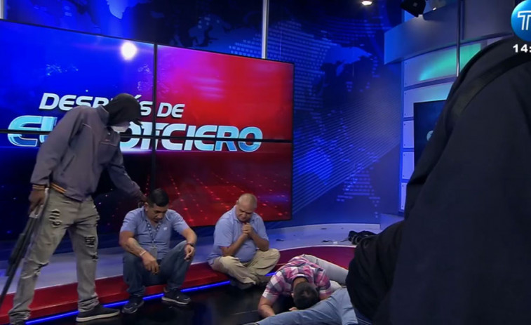 Encapuchados armados irrumpen en una televisión en vivo en Ecuador