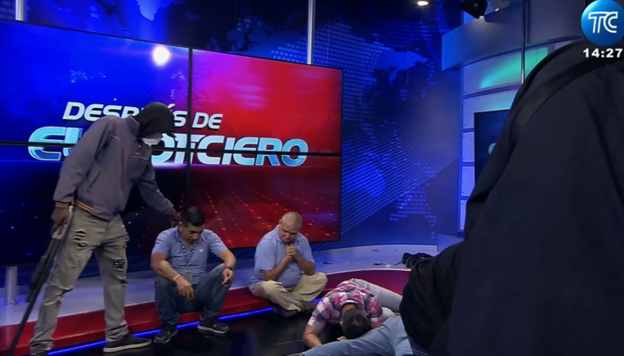 Encapuchados armados irrumpen en una televisión en vivo en Ecuador