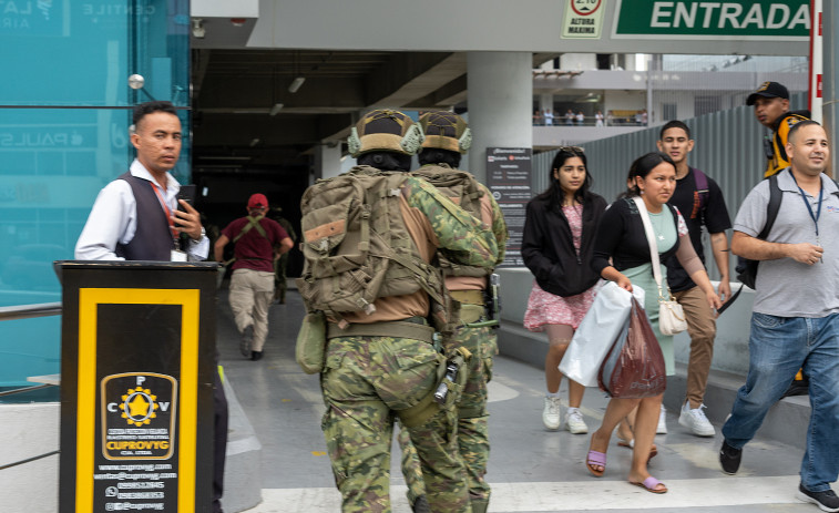 Ataques simultáneos y una crisis carcelaria sumen a Ecuador en una 