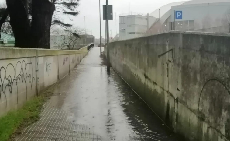 El carril bici de A Coruña que se convierte en 'piscina olímpica'