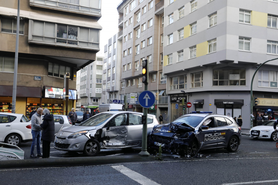 Una patrulla del 091 choca en la ronda de Outeiro cuando atendía una emergencia