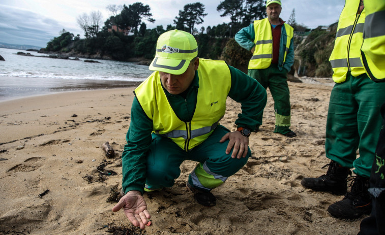 La UDC convoca a voluntarios para limpiar pellets de la playa de As Lapas