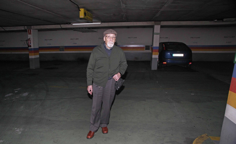 El parking incendiado de Os Mallos, en A Coruña, se vacía de vehículos