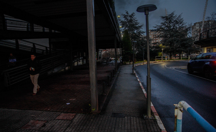 Cinco años de espera para un día de luz en las farolas del Recinto Ferial de A Coruña