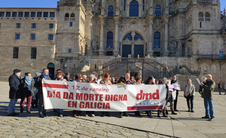 Una concentración en Santiago pide que el 12 de enero sea el Día da Morte Digna