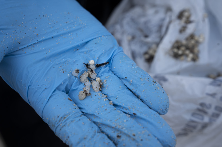 Cierran una playa de Pontevedra tras aparecer en ella los primeros pellets