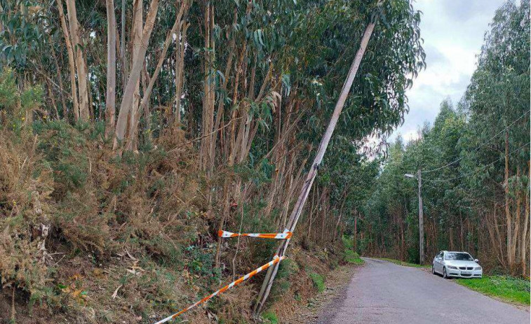 Culleredo pide a Telefónica la reparación urgente de un poste con riesgo de caída junto a una escuela infantil