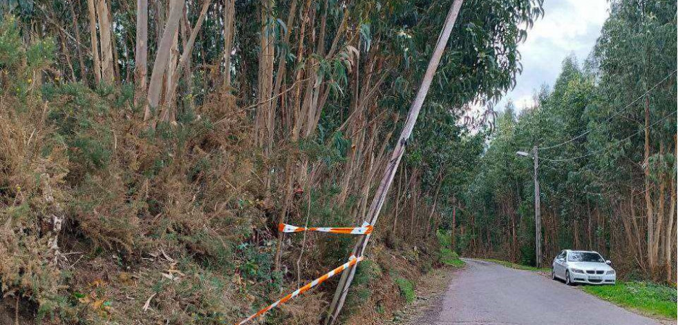 Culleredo pide a Telefónica la reparación urgente de un poste con riesgo de caída junto a una escuela infantil