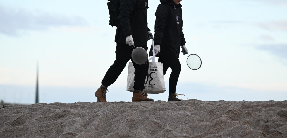 A Coruña se vuelca con la recogida de pellets en la playa del Orzán